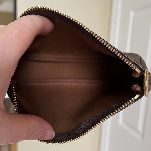 Louis Vuitton Mini Pochette Monogram - Authentic - Picture 7 of 17